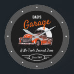 Grande Horloge Ronde Camion classique Chevy Garage Papa's Any Name Blac<br><div class="desc">Papa's ou un garage avec Chevy des années 50 sur un arrière - plan noir avec script orange et une bordure grise. Il suffit d'utiliser cette option de personnalisation du modèle pour modifier le texte. Drôle typographie de slogan avec n'importe quelle date. Choisissez simplement la couleur et la taille de...</div>