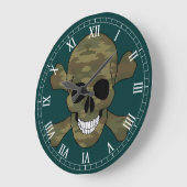 Grande Horloge Ronde Camouflage Skull et Crossbone Roman Numeral Clock (Angle)