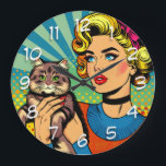 Grande Horloge Ronde Cartoon Comic Pop Art Femmes tenant un chat<br><div class="desc">Art de la bande dessinée rétro pop art réalisé avec une femme du milieu du siècle tenant un chat mignon. Un art lumineux et coloré.</div>