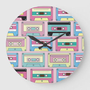 Grande Horloge Ronde cassettes colorées, motif arrière - plan rose.