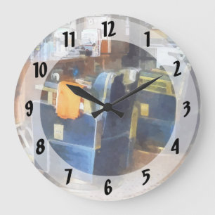 Grande Horloge Ronde Chaise Barber Avec Orange Barber Cape