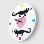 Grande Horloge Ronde Chameleons and Rainbow Hearts Round Clock (Angle)