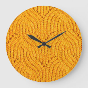 Grande Horloge Ronde Chandail en tricot orange, arrière - plan texturé.