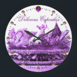 GRANDE HORLOGE RONDE CHARIOT POURPULAIRE DE SWANS AVEC DES CUPCAKES ET<br><div class="desc">Antique Chariot of swans with seashell and Neptune with delicious yummy cakes..Elegant Classy, unique vintage design inspecred from Renaissance with a bright 3D gem stone monogram.You can customize with your initials and place your own text</div>