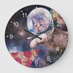 Grande Horloge Ronde Chat d'astronaute chassant une tranche de pizza