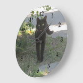 Grande Horloge Ronde Chat noir dans un jardin (Angle)