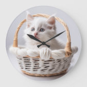 Grande Horloge Ronde Chaton blanc dans une panier (Recto)
