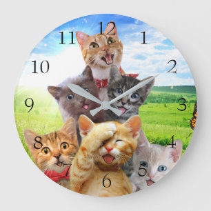 Grande Horloge Ronde Chatons amusants dans le champ vert.