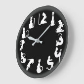 Grande Horloge Ronde CHATS BLANCS en NOIR par Slipperywindow (Angle)