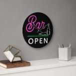 Grande Horloge Ronde Chaud rose citron vert blanc Retro Bar Ouvert sur<br><div class="desc">Belle horloge contemporaine rétro art mural avec néon rose vif,  vert citron et blanc de couleur Bar Ouvert typographie et calligraphie script lettering design. Excellent porte-monnaie pour ceux qui aiment divertir les amis et la famille.</div>