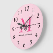Grande Horloge Ronde Chaud rose moderne Script Girl Monogramme Nom (Angle)