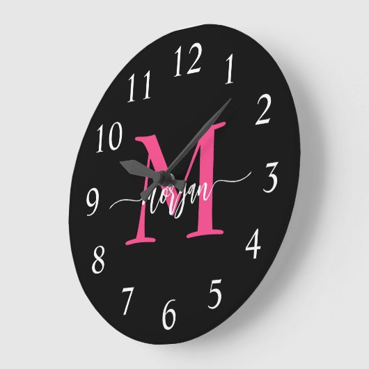 Grande Horloge Ronde Chaud rose noir moderne Script Girl Monogramme Nom (Angle)