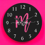 Grande Horloge Ronde Chaud rose noir moderne Script Girl Monogramme Nom<br><div class="desc">Faites une déclaration audacieuse dans votre espace avec notre Hot rose Modern Script Girly Monogramme Nom Large Horloge! Doté d'un design rose vif et personnalisé avec votre nom dans un élégant script moderne, cette horloge ajoute une touche élégante et personnelle à toutes les chambres. Parfait pour les chambres, les bureaux...</div>