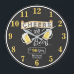 Grande Horloge Ronde Cheers and Beers à 90 ans<br><div class="desc">Célébrez votre 90ème anniversaire avec style avec ce style rustique "Cheers and Beers" look de salon vintage. Conception composite par Holiday Hearts Designs (droits réservés).</div>
