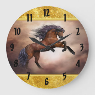 Grande Horloge Ronde Cheval frison s'élevant avec les nuages brumeux