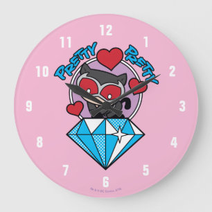 Grande Horloge Ronde Chibi Catwoman assise au sommet du gros diamant