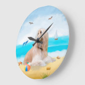 Grande Horloge Ronde Chien de chien afghan sur la plage (Angle)