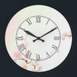 Grande Horloge Ronde Chiffre romain de nature rose et blanche de fleurs<br><div class="desc">Tons doux en pastel de conception rose et blanche de nature de fleurs de cerisier avec le monogramme personnalisable et facultatif. Visage de chiffres romains</div>