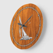 Grande Horloge Ronde Chrome Comme bateau à voile sur le Veneer de teck (Angle)