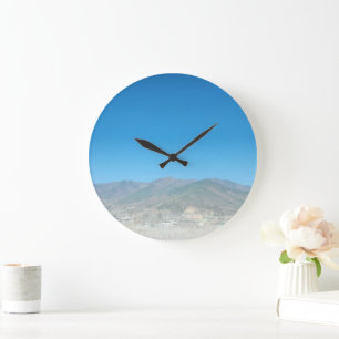 Grande Horloge Ronde Ciel clair sur le paysage de montagne