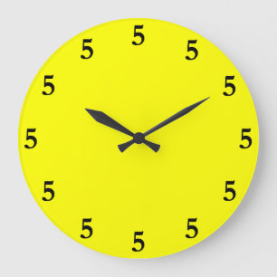 Grande Horloge Ronde Cinq heures noires quelque part sur fond jaune