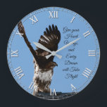 Grande Horloge Ronde Citation inspirationnelle du raptor de Hawk à queu<br><div class="desc">Cette horloge présente une photo extraordinaire de la faune d'un faucon à queue rouge perché sur le sommet d'un toit avec ses ailes élevées au-dessus de sa tête et se préparant à décoller,  avec une citation inspirante : Donnez vos ailes cardiaques et chaque rêve prendra le vol.</div>