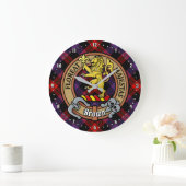 Grande Horloge Ronde Clan Brown Crest sur Tartan (Maison)