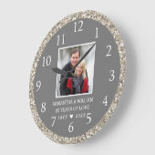 Grande Horloge Ronde Classy Silver Glitter 25e Anniversaire Photo (Angle)