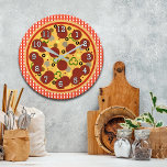 Grande Horloge Ronde Clock de Funny Pizza Time<br><div class="desc">The perfect gift for any pizza lover,  this wall clock feels a deluxe on a classic red gingham print similar to tablecloths you would find in any classic pizzaria.</div>