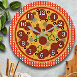 Grande Horloge Ronde Clock de Funny Pizza Time<br><div class="desc">The perfect gift for any pizza lover,  this wall clock feels a deluxe on a classic red gingham print similar to tablecloths you would find in any classic pizzaria.</div>