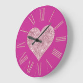 Grande Horloge Ronde Coeur de Parties scintillant rose sur Fuchsia (Angle)