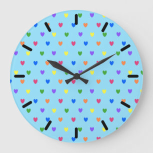Grande Horloge Ronde Coeurs de polka arc-en-ciel sur bleu bébé