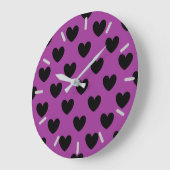 Grande Horloge Ronde Coeurs de polka noir sur violet (Angle)