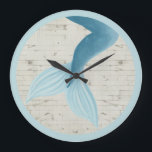 Grande Horloge Ronde Collection peinte de sirène<br><div class="desc">La caractéristique principale d'une sirène, leur queue ! Un morceau frais d'art de bruit tenant le premier rôle cette caractéristique mythique d'imaginaire sur un arrière - plan simple. Une queue bleue riche de sirène, avant juin Bruyère conçue Vess. Quelque chose apporter la magie de l'océan à la vie dans votre...</div>