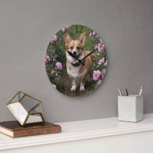 Grande Horloge Ronde "Compagnie de charme : Un Corgi dans un jardin ros