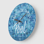 Grande Horloge Ronde Cool Blue Tile Piscine Nom de famille cUSTOM (Angle)
