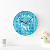 Grande Horloge Ronde Cool Blue Tile Swimming Pool Family Nom Custom (Maison)