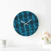 Grande Horloge Ronde Cool Luminous Blue Wave Pattern Custom Text (Maison)