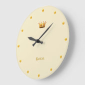 Grande Horloge Ronde Couronne dorée sur beige clair (Angle)