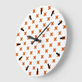 Grande Horloge Ronde Crochets orange sur blanc (Angle)