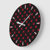 Grande Horloge Ronde Croix rouge coutures sur noir (Angle)