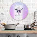 Grande Horloge Ronde Cuisine boulangerie Pâtisserie Chef Purple Parties<br><div class="desc">Faites une impression élégante avec cette horloge murale de nom personnalisé, élégante, sophistiquée, simple et moderne. Un gâteau scintillant, violet, rose, bleu 2 couches, une typographie manuscrite et des gouttes de parties scintillant superposent un arrière - plan faux métallique bleu violet foncé. Personnalisez avec votre nom complet, votre entreprise ou...</div>