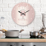 Grande Horloge Ronde Cuisine boulangerie Pâtisserie Chef Rose Gold Part<br><div class="desc">Faites une impression élégante avec cette horloge murale de nom personnalisé, élégante, sophistiquée, simple et moderne. Un gâteau brillant, or rose 2 couches, écriture de typographie manuscrite et parties scintillant gouttes superposent un arrière - plan faux or sombre rose métallique. Personnalisez avec votre nom complet, votre entreprise ou d'autres informations....</div>