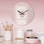 Grande Horloge Ronde Cupcake Boulangerie Pâtisserie Chef Rose Gold Part<br><div class="desc">Faites une impression élégante avec cette horloge murale de nom personnalisé, élégante, sophistiquée, simple et moderne. Un cupcake en or brillant et rose, une typographie manuscrite de script et des gouttes de parties scintillant superposent un arrière - plan en or sombre en rose métallique. Personnalisez avec votre nom complet, votre...</div>