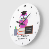 Grande Horloge Ronde Cute Custom Classroom Chouette rose Professeur Mon (Angle)