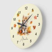 Grande Horloge Ronde Cute Orange Tabby Kitten dans les feuilles d'autom (Angle)
