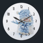 Grande Horloge Ronde Cute Snowman au photographe de Christmas<br><div class="desc">Clock Illustrated with a cute photograph of a little snowman. Le Standing Outside dans l'Hiver,  sans compter que tout va bien. This cute little guy is dressed up in blue knitted outdoor clothing. Some white/gray bokeh flare in the background.</div>