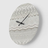 Grande Horloge Ronde Dentelle blanche subtile, gros plan textile. (Angle)