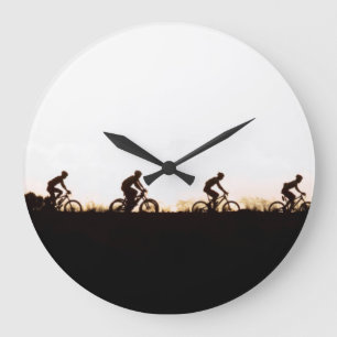 Grande Horloge Ronde Des cyclistes sur VTT franchissent le barrage
