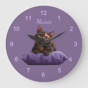 Grande Horloge Ronde Dessin Tortoiseshell Kitten sur coussin pourpre